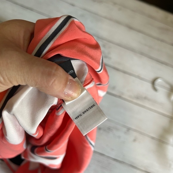 Diane von Furs ten berg Coral Floral Printed
Silk Oversized Hanky Tunic - Picture 6 of 8